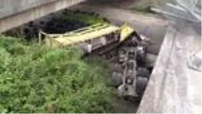 Köprüde yoldan çıkan tır, 5 metre yükseklikten alt yola devrildi Köprüde yoldan çıkan tır, 5 metre yükseklikten alt yola devrildi