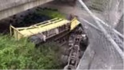 Köprüde yoldan çıkan tır, 5 metre yükseklikten alt yola devrildi Köprüde yoldan çıkan tır, 5 metre yükseklikten alt yola devrildi