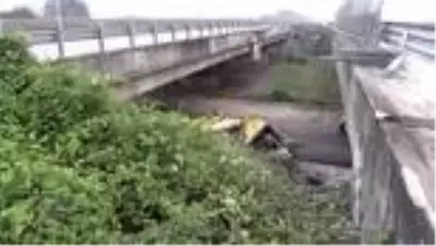 Köprüde yoldan çıkan tır, 5 metre yükseklikten alt yola devrildi Köprüde yoldan çıkan tır, 5 metre yükseklikten alt yola devrildi