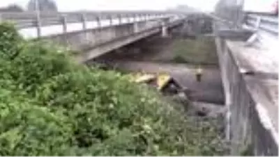 Köprüde yoldan çıkan tır, 5 metre yükseklikten alt yola devrildi Köprüde yoldan çıkan tır, 5 metre yükseklikten alt yola devrildi