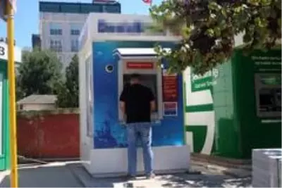 ATM farelerinin mağdur ettiği muhtar konuştu: 'Telefonuma gelen mesajla soyulduğumu anladım' ATM farelerinin mağdur ettiği muhtar konuştu: 'Telefonuma gelen mesajla soyulduğumu anladım'