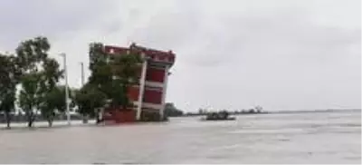 Bangladeş'te 3 katlı okul sel nedeni ile çöktü Bangladeş'te 3 katlı okul sel nedeni ile çöktü