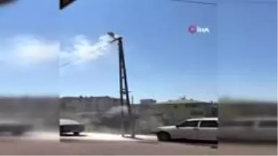 Elektrik direği havai fişek gibi patladı Elektrik direği havai fişek gibi patladı