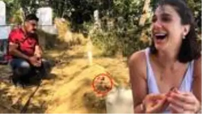 Eski sevgili kurbanı Pınar Gültekin'in mezarına bırakılan bayram şekerleri dikkat çekti Eski sevgili kurbanı Pınar Gültekin'in mezarına bırakılan bayram şekerleri dikkat çekti