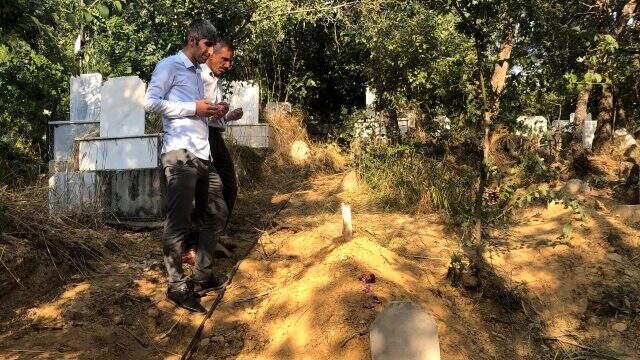Eski sevgili kurbanı Pınar Gültekin'in mezarına bırakılan bayram şekerleri dikkat çekti Eski sevgili kurbanı Pınar Gültekin'in mezarına bırakılan bayram şekerleri dikkat çekti