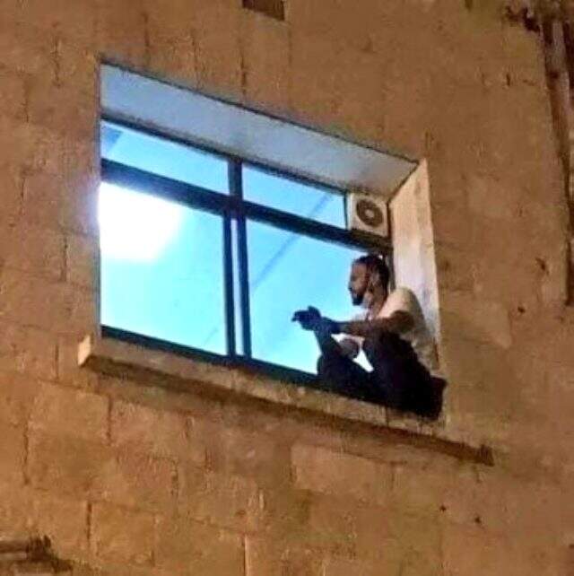 Filistinli genç, koronavirüs tedavisi gören annesini görmek için her gece pencereye tırmandı