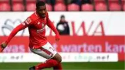 Fransız futbolcu Ronael Pierre-Gabriel saldırıya uğradı ve otomobili ateşe verildi Fransız futbolcu Ronael Pierre-Gabriel saldırıya uğradı ve otomobili ateşe verildi