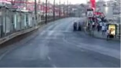 GALATA KÖPRÜSÜ ARAÇ TRAFİĞİNE KAPATILDI GALATA KÖPRÜSÜ ARAÇ TRAFİĞİNE KAPATILDI