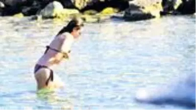 Halk plajına giden Burçin Terzioğlu, günlüğü 30 TL olan şezlong kiraladı Halk plajına giden Burçin Terzioğlu, günlüğü 30 TL olan şezlong kiraladı