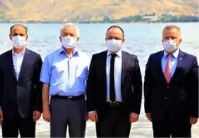 İlk defa üretimi yapılan 420 bin adet siraz balığı, Hazar Gölü'ne bırakıldı İlk defa üretimi yapılan 420 bin adet siraz balığı, Hazar Gölü'ne bırakıldı