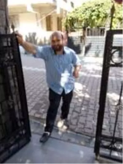 İmam, cami avlusunda kendini asan genci ölümden kurtardı İmam, cami avlusunda kendini asan genci ölümden kurtardı