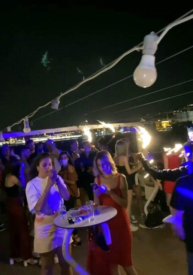 İstanbul Boğazı'da yat tutup eğlenenler koronavirüsü hiçe saydı