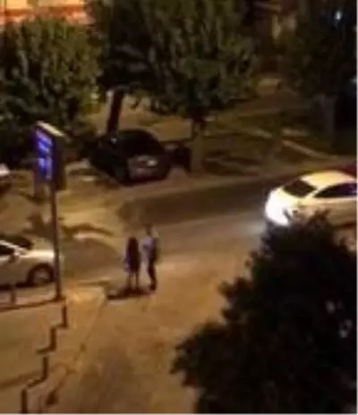 İzmir'in en işlek caddesinde yapılan fuhuş pazarlığı vatandaşları isyan ettirdi İzmir'in en işlek caddesinde yapılan fuhuş pazarlığı vatandaşları isyan ettirdi