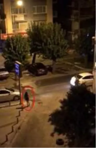 İzmir'in en işlek caddesinde yapılan fuhuş pazarlığı vatandaşları isyan ettirdi İzmir'in en işlek caddesinde yapılan fuhuş pazarlığı vatandaşları isyan ettirdi