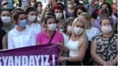 İzmit'te 'kadın cinayetleri' protestosu İzmit'te 'kadın cinayetleri' protestosu
