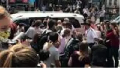 Johnny Depp'e mahkeme girişi hayranlarından yoğun ilgi Johnny Depp'e mahkeme girişi hayranlarından yoğun ilgi