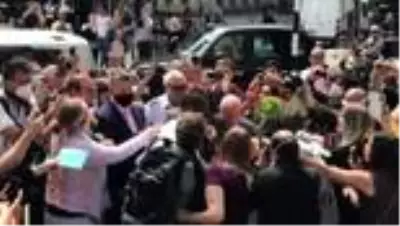 Johnny Depp'e mahkeme girişi hayranlarından yoğun ilgi Johnny Depp'e mahkeme girişi hayranlarından yoğun ilgi
