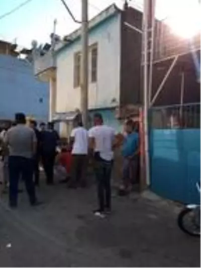 Komşuların silahlı kavgasında yoldan geçen 3 aylık hamile kadın da yaralandı Komşuların silahlı kavgasında yoldan geçen 3 aylık hamile kadın da yaralandı