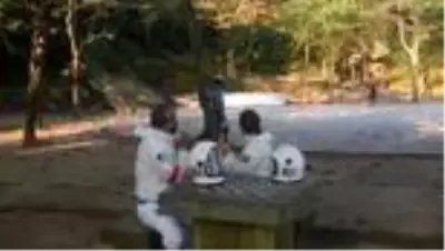 Son dakika haberi | Koronadan korunmak isteyen çift astronot kıyafetiyle dolaşıyor Son dakika haberi | Koronadan korunmak isteyen çift astronot kıyafetiyle dolaşıyor