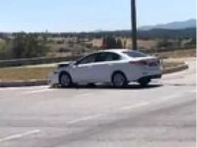 Kütahya'da iki otomobil çarpıştı Kütahya'da iki otomobil çarpıştı