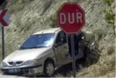 Kütahya'da iki otomobil çarpıştı Kütahya'da iki otomobil çarpıştı