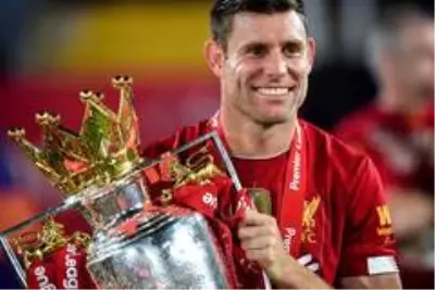 Liverpool şampiyonluk kupasını kaldırdı Liverpool şampiyonluk kupasını kaldırdı