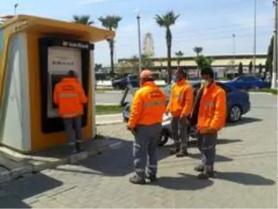 Maaşlarını düzenli almaya başlayan işçiler başkana pankartla teşekkür etti Maaşlarını düzenli almaya başlayan işçiler başkana pankartla teşekkür etti