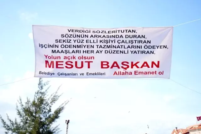 Maaşlarını düzenli almaya başlayan işçiler başkana pankartla teşekkür etti