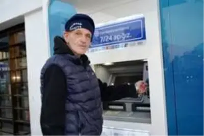 Maaşlarını düzenli almaya başlayan işçiler başkana pankartla teşekkür etti Maaşlarını düzenli almaya başlayan işçiler başkana pankartla teşekkür etti