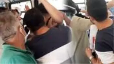 Metroda kadınların fotoğrafını çektiği iddia edilen kişiyi diğer yolcular linç etmek istedi Metroda kadınların fotoğrafını çektiği iddia edilen kişiyi diğer yolcular linç etmek istedi