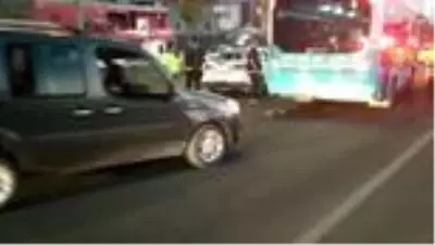 Otomobil karşıya geçmek isteyen yaya çarptı,yaralı yakınları sürücüye saldırdı Otomobil karşıya geçmek isteyen yaya çarptı,yaralı yakınları sürücüye saldırdı