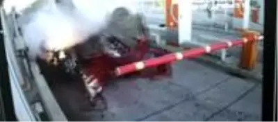 Uzman çavuşun hayatını kaybettiği feci kaza güvenlik kamerasına yansıdı Uzman çavuşun hayatını kaybettiği feci kaza güvenlik kamerasına yansıdı