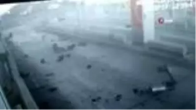 Otomobille gişelere çarpan uzman çavuşun kaza anı kamerada Otomobille gişelere çarpan uzman çavuşun kaza anı kamerada