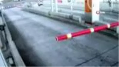 Otomobille gişelere çarpan uzman çavuşun kaza anı kamerada Otomobille gişelere çarpan uzman çavuşun kaza anı kamerada
