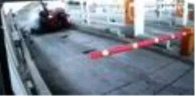Uzman çavuşun hayatını kaybettiği feci kaza güvenlik kamerasına yansıdı Uzman çavuşun hayatını kaybettiği feci kaza güvenlik kamerasına yansıdı