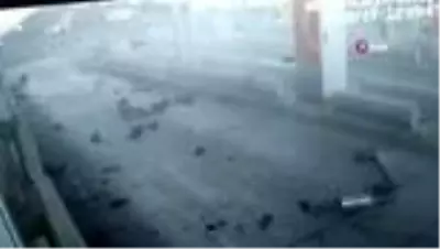 Otomobille gişelere çarpan uzman çavuşun kaza anı kamerada Otomobille gişelere çarpan uzman çavuşun kaza anı kamerada