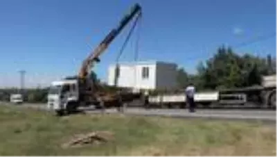 Silivri'de kaçak yapılar belediye ekiplerince yıkıldı Silivri'de kaçak yapılar belediye ekiplerince yıkıldı