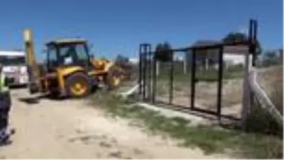 Silivri'de kaçak yapılar belediye ekiplerince yıkıldı Silivri'de kaçak yapılar belediye ekiplerince yıkıldı