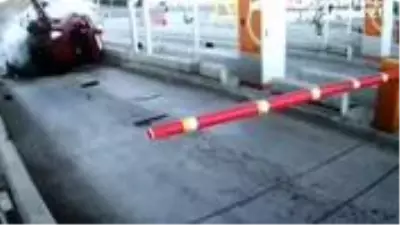Uzman çavuşun hayatını kaybettiği feci kaza güvenlik kamerasına yansıdı Uzman çavuşun hayatını kaybettiği feci kaza güvenlik kamerasına yansıdı
