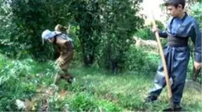 Yöresel elbiseli minik ellerden toprağa can suyu Yöresel elbiseli minik ellerden toprağa can suyu