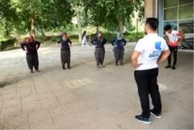 Yöresel kıyafetli kadınlara spor eğitimi Yöresel kıyafetli kadınlara spor eğitimi