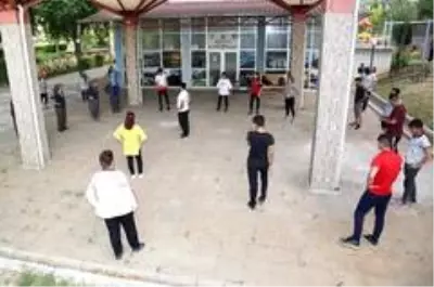 Yöresel kıyafetli kadınlara spor eğitimi Yöresel kıyafetli kadınlara spor eğitimi
