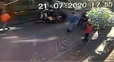 Zeytinburnu'nda silahlı saldırı anı kamerada Zeytinburnu'nda silahlı saldırı anı kamerada