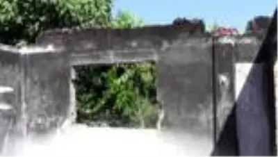 ADANA Evi yandıktan sonra bahçede yaşamını sürdüren kadın yardım bekliyor