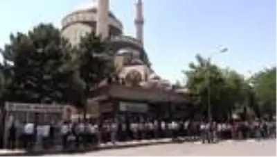 Ayasofya-i Kebir Cami-i Şerifi'nin tekrar ibadete açılması sevinçle karşılandı Ayasofya-i Kebir Cami-i Şerifi'nin tekrar ibadete açılması sevinçle karşılandı