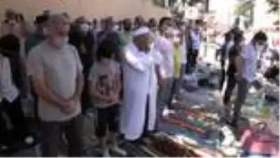 Ayasofya'ya Cuma namazına gelen vatandaşlar tüm alanları doldurdu Ayasofya'ya Cuma namazına gelen vatandaşlar tüm alanları doldurdu