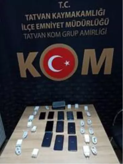 Bitlis'te kaçak cep telefonu ele geçirildi Bitlis'te kaçak cep telefonu ele geçirildi