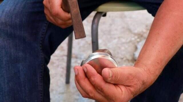 BURDUR Gül yağının saklandığı kumkumayı üreten tek usta BURDUR Gül yağının saklandığı kumkumayı üreten tek usta