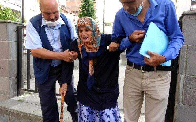 Büyük nasıl evlat! 87 yaşındaki annesine şiddet uygulayıp sokağa attı