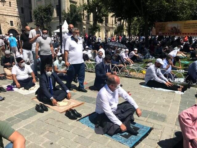 CHP'li Muharrem İnce, Ayasofya Camii'ndeki ilk namaz için vatandaşların arasında yerini aldı CHP'li Muharrem İnce, Ayasofya Camii'ndeki ilk namaz için vatandaşların arasında yerini aldı
